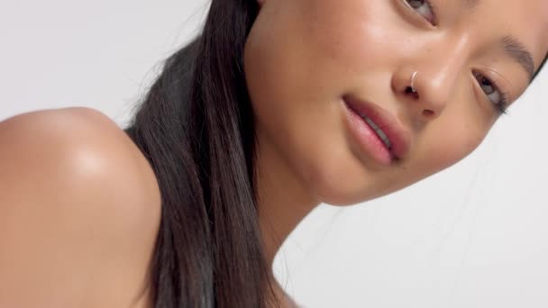Mixte race asiatique modèle dans studio beauté shoot — Video