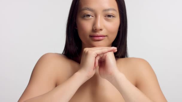 Mixed race Aziatische model in Studio Beauty Shoot — Stockvideo
