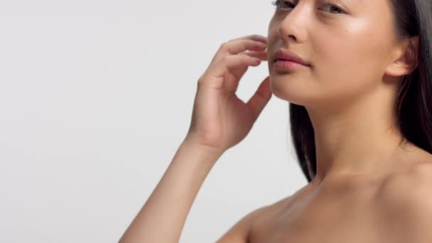 Mixed race asiatisch modell im studio beauty shooting — Stockvideo
