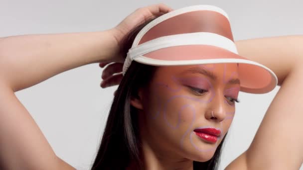 Mistura raça asiática modelo no estúdio criativo arte maquiagem — Vídeo de Stock