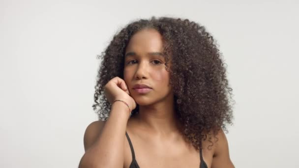 Close up retrato s de jovem modelo de raça mista com cabelo encaracolado em estúdio com maquiagem neutra natural — Vídeo de Stock