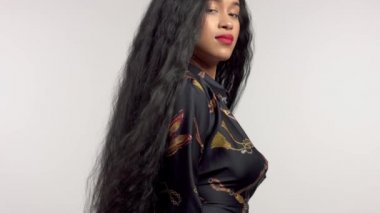 uzun saç peruk ile stüdyo portrelerde güzellik karışık ırk afrikalı-amerikalı model