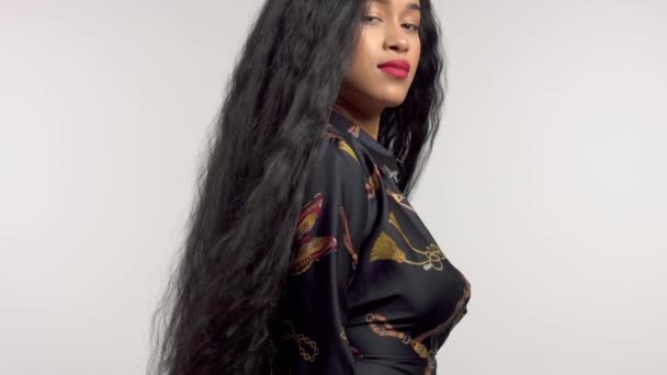Uzun saç peruk ile stüdyo portrelerde güzellik karışık ırk afrikalı-amerikalı model — Stok video