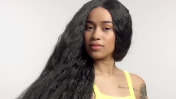 Belleza mixta raza africana modelo americano en retratos de estudio con peluca de pelo largo — Vídeos de Stock
