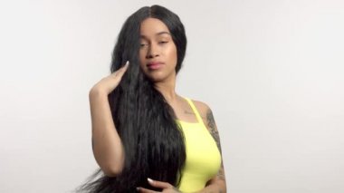 uzun saç peruk ile stüdyo portrelerde güzellik karışık ırk afrikalı-amerikalı model