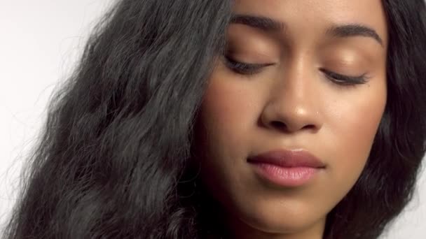 Ομορφιά αναμεμειγμένη φυλή αφρικανικό αμερικανικό μοντέλο σε στούντιο πορτραίτα με μακρά περούκα μαλλιών — Αρχείο Βίντεο