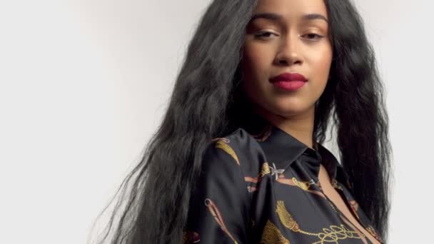 Uzun saç peruk ile stüdyo portrelerde güzellik karışık ırk afrikalı-amerikalı model — Stok video