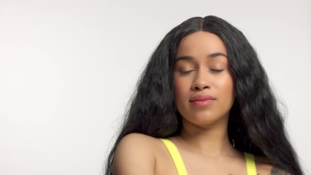 Ομορφιά αναμεμειγμένη φυλή αφρικανικό αμερικανικό μοντέλο σε στούντιο πορτραίτα με μακρά περούκα μαλλιών — Αρχείο Βίντεο