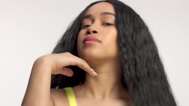 長い髪のかつらを持つスタジオの肖像画で美人混合人種アフリカ系アメリカ人モデル — ストック動画
