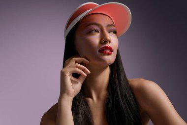 stüdyoda yüz mor çizgiler üzerinde makyaj sanatı ile karışık yarış modeli