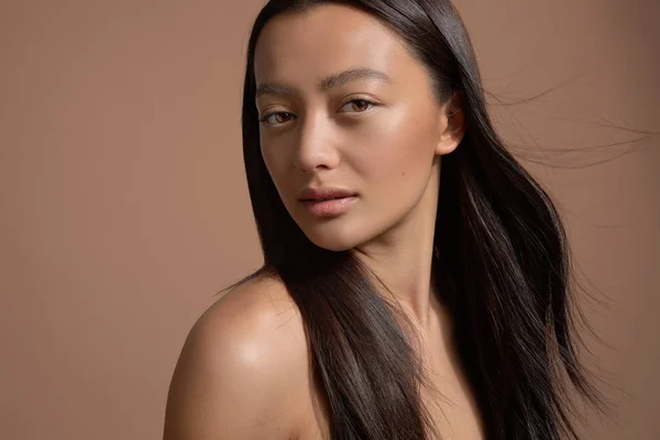 Brunette jong model met ideale huid in de Studio alleen — Stockfoto