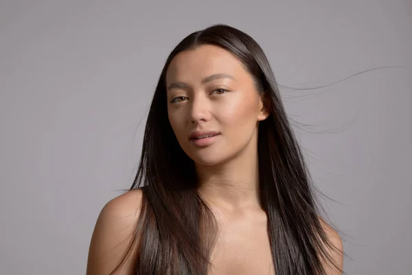 Brunette young model with ideal skin in studio alone — Stock Photo, Image