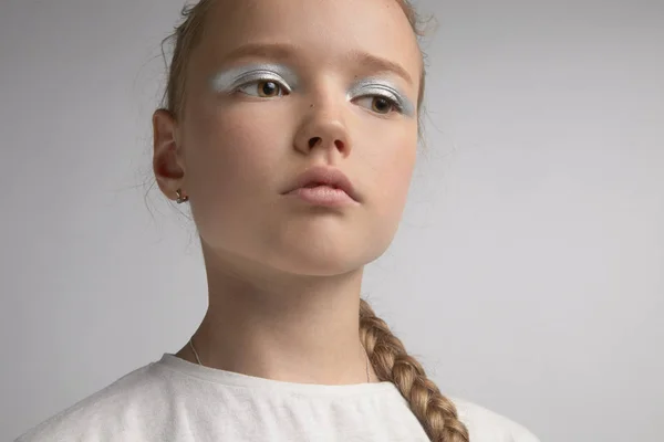 Youung bambina con coperchi trucco occhi d'argento — Foto Stock