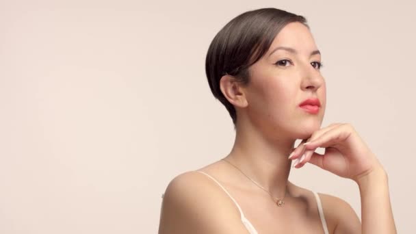 Beauty brunette model in studio alone with ideal shiny skin portrait — Stock Video