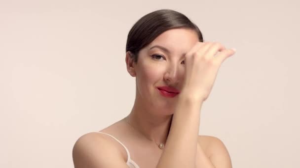 Модель брюнетки красоты в студии наедине с идеальным блестящим портретом кожи — стоковое видео