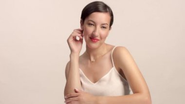 ideal parlak cilt portresi ile stüdyoda tek başına güzellik esmer modeli