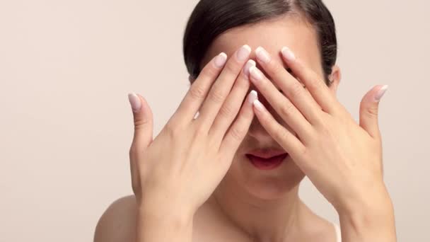 Schönheit brünette Modell im Studio allein mit idealen glänzenden Haut Porträt — Stockvideo