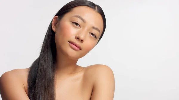 Mixed race asiatisch modell im studio beauty shooting — Stockfoto