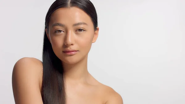Смешанной расы азиатской модели в студии красоты съемки — стоковое фото