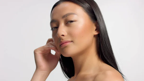 Mixed race Aziatische model in Studio Beauty Shoot — Stockfoto