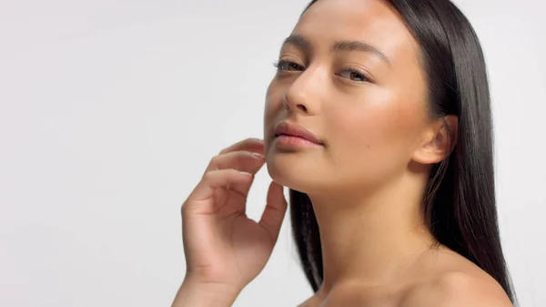 Mixte race asiatique modèle dans studio beauté shoot — Photo