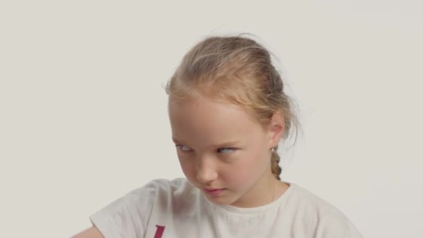 Young girl in studio making faces and have fun — Stock Video