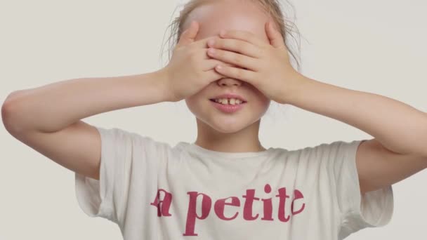 Chica joven en el estudio haciendo caras y divertirse — Vídeos de Stock