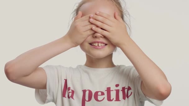 Young girl in studio making faces and have fun — Stock Video