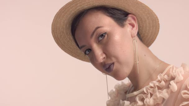 Una joven marroquí lleva un sombrero en el estudio y maquillaje monocromo — Vídeo de stock