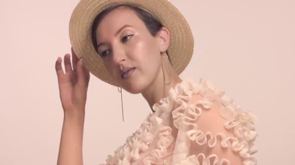 Eine junge marokkanische Frau trägt im Studio einen Hut und monochromes Make-up — Stockvideo