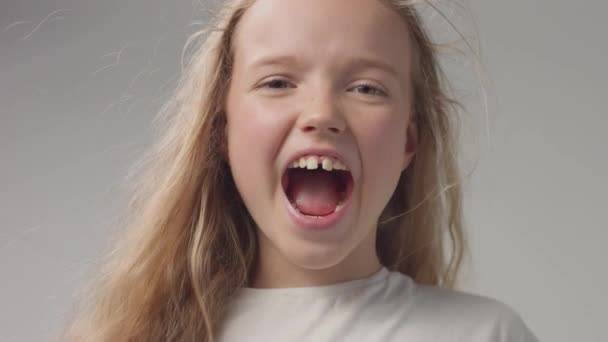 Молодая девушка в студии с длинным ватным портретом волос — стоковое видео
