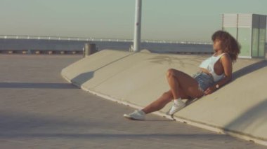 karışık ırk siyah genç kadın açık havada, yaz günbatımı ışık, Barselona plaj bölgesi