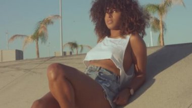 karışık ırk siyah genç kadın açık havada, yaz günbatımı ışık, Barselona plaj bölgesi