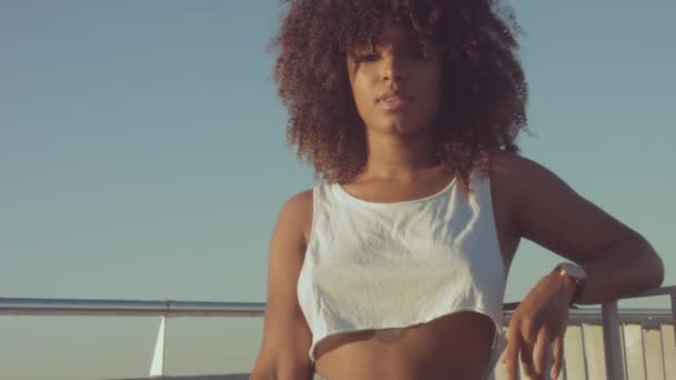 Raza mixta mujer joven negra al aire libre, luz del atardecer de verano, zona de playa de Barcelona — Vídeo de stock