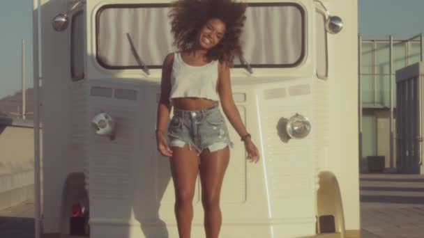 Gemengde race zwarte jonge vrouw buitenshuis, zomer zonsondergang licht, strandzone van Barcelona — Stockvideo