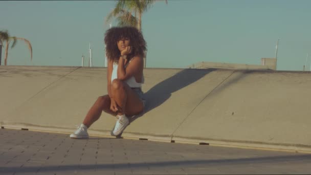 Raza mixta mujer joven negra al aire libre, luz del atardecer de verano, zona de playa de Barcelona — Vídeos de Stock