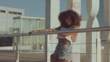 karışık ırk siyah genç kadın açık havada, yaz günbatımı ışık, Barselona plaj bölgesi