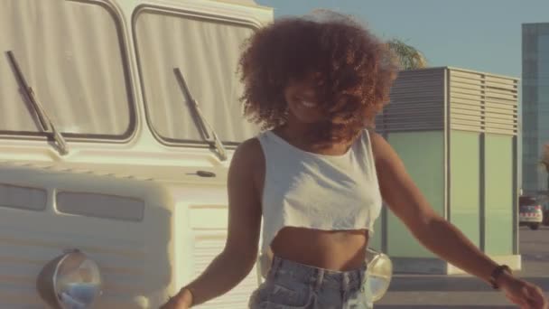 Gemengde race zwarte jonge vrouw buitenshuis, zomer zonsondergang licht, strandzone van Barcelona — Stockvideo