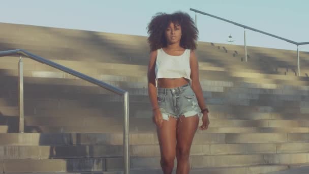 Mixte jeune femme noire à l'extérieur, lumière du coucher du soleil d'été, zone de plage de Barcelone — Video