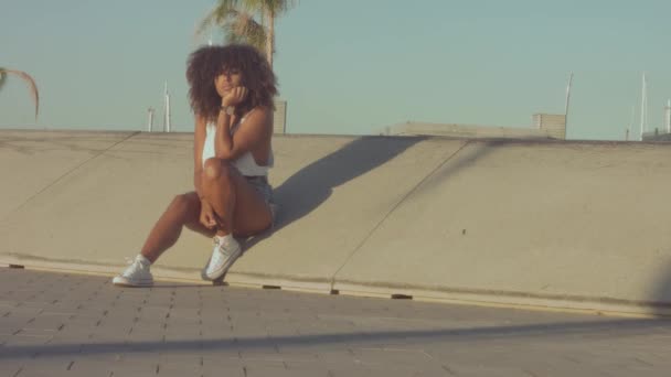 Raza mixta mujer joven negra al aire libre, luz del atardecer de verano, zona de playa de Barcelona — Vídeos de Stock