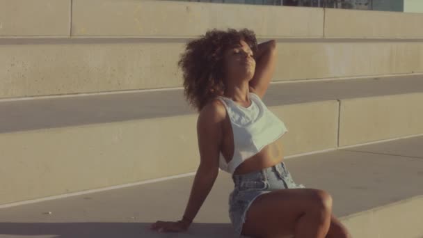 Mieszane rasy czarny młody kobieta na zewnątrz, lato zachód słońca światło, plaża strefa Barcelony — Wideo stockowe