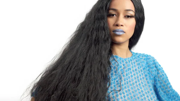 Skönhet blandad ras afroamerikansk modell i Studio porträtt med lång brunett hår peruk — Stockfoto