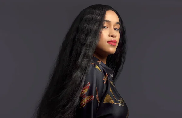 Belleza mixta raza africana modelo americano en retratos de estudio con peluca de pelo largo —  Fotos de Stock