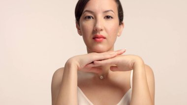 ideal parlak cilt portresi ile stüdyoda tek başına güzellik esmer modeli