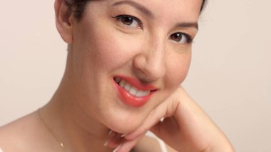 ideal parlak cilt portresi ile stüdyoda tek başına güzellik esmer modeli