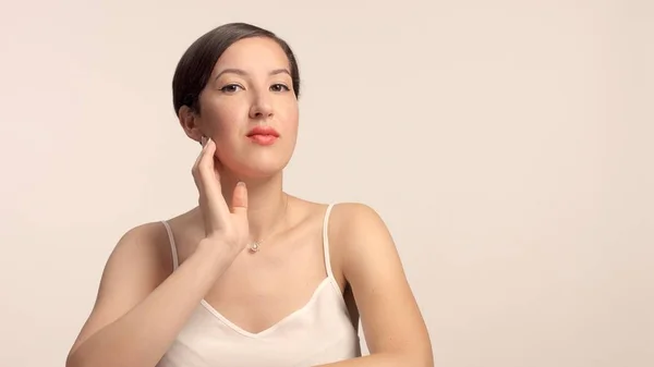 Schönheit brünette Modell im Studio allein mit idealen glänzenden Haut Porträt — Stockfoto