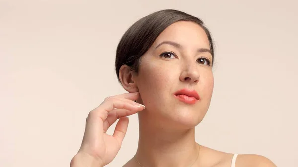 Schönheit brünette Modell im Studio allein mit idealen glänzenden Haut Porträt — Stockfoto