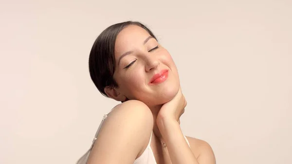 सौंदर्य ब्रुनेट मॉडल स्टूडियो में अकेले आदर्श चमकदार त्वचा चित्र के साथ — स्टॉक फ़ोटो, इमेज