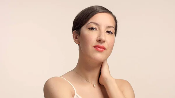 Schönheit brünette Modell im Studio allein mit idealen glänzenden Haut Porträt — Stockfoto