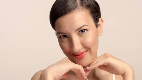 Beauty brunette model in studio alone with ideal shiny skin portrait — Stock Photo, Image